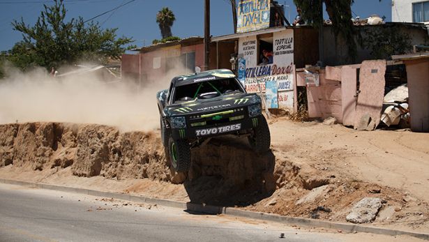 Najvzrušujúcejšie video roka: Vychutnajte si Trophy Truck s výkonom 800 koní!