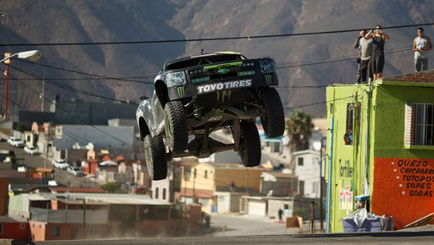 Najvzrušujúcejšie video roka: Vychutnajte si Trophy Truck s výkonom 800 koní!