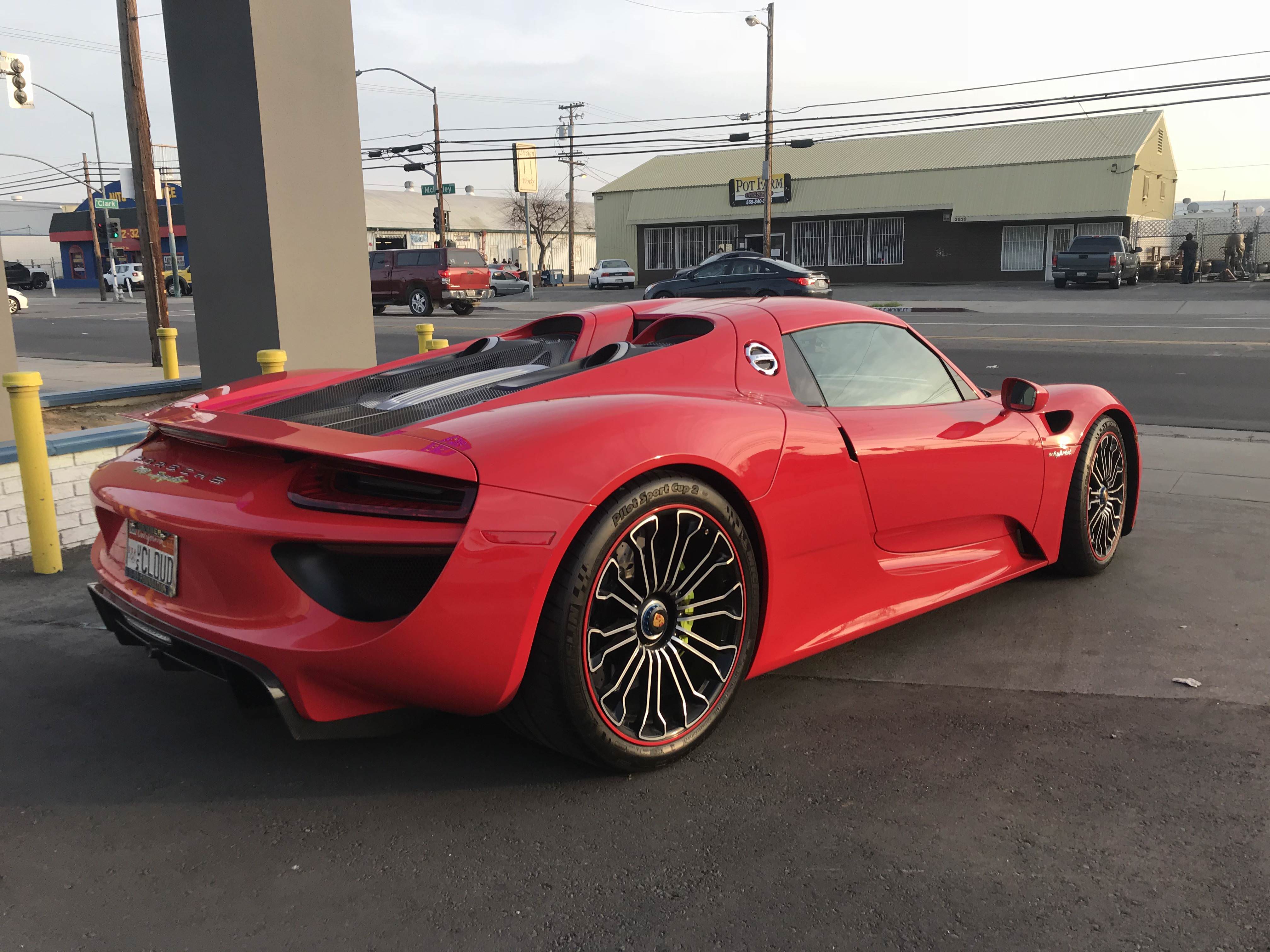 Majiteľ Porsche 918 musel vymeniť batériu. Cena? 216 000€!!!