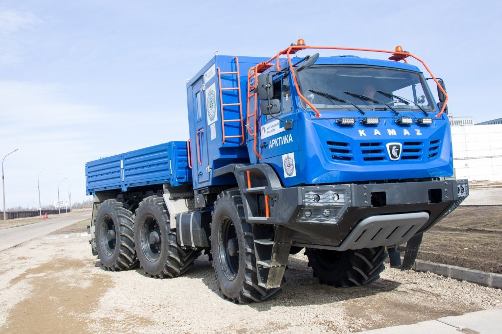 Kamaz Arktika - veľavravný názov terénneho monštra, ktoré dokáže zdolať nielen Severný pól! Odvezie 700 litrov paliva!