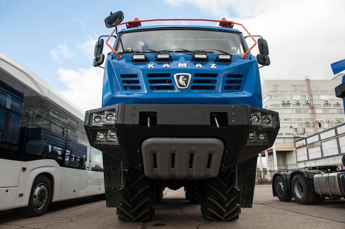 Kamaz Arktika - veľavravný názov terénneho monštra, ktoré dokáže zdolať nielen Severný pól! Odvezie 700 litrov paliva!