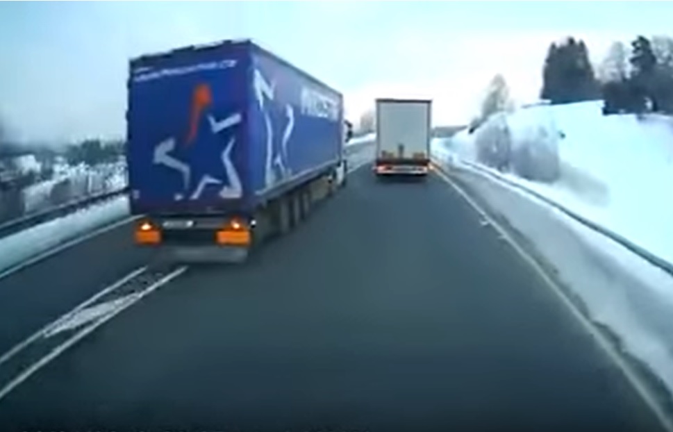 VIDEO: za tento predbiehací manéver dostal český vodič 2 roky a 3 mesiace basy! Súhlasíte?