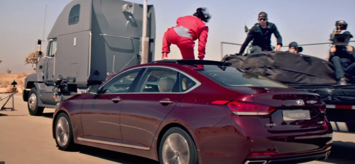 Originálna ukážka funkcií: Hyundai boduje s konvojom prázdnych Genesisov! 