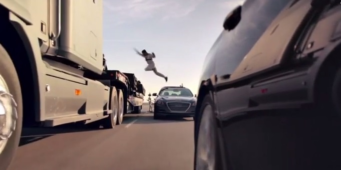 Originálna ukážka funkcií: Hyundai boduje s konvojom prázdnych Genesisov! 