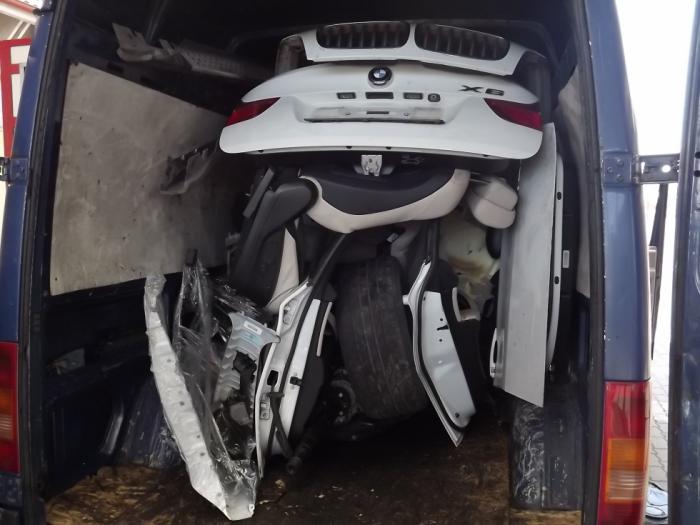 Dá sa BMW X6 ukradnúť v dodávke?