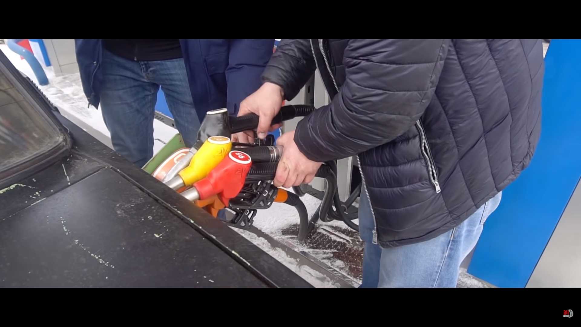 VIDEO: Rus do auta natankoval 5 druhov paliva. Rozbehlo sa?
