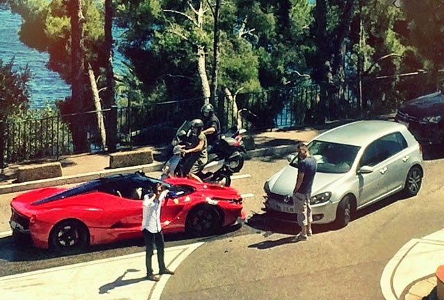 Svetovo prvá nehoda modelu LaFerrari: Zaútočil na ňho Golf!