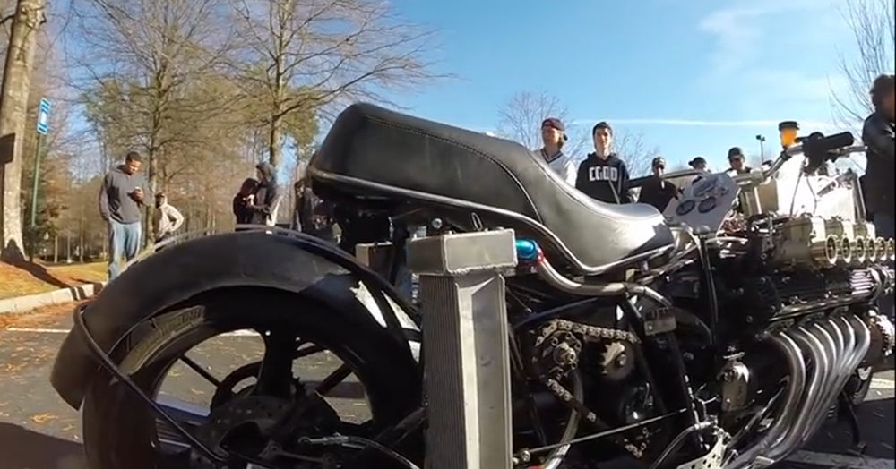 Jeho hlavnou prednosťou je nezameniteľný zvuk 12-valcového motora