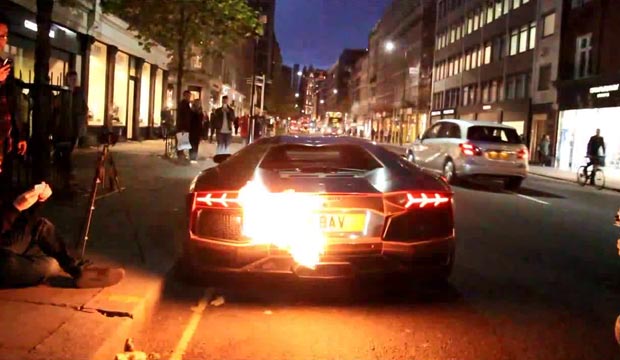 Video: Keď ti horí Lamborghini Aventador!