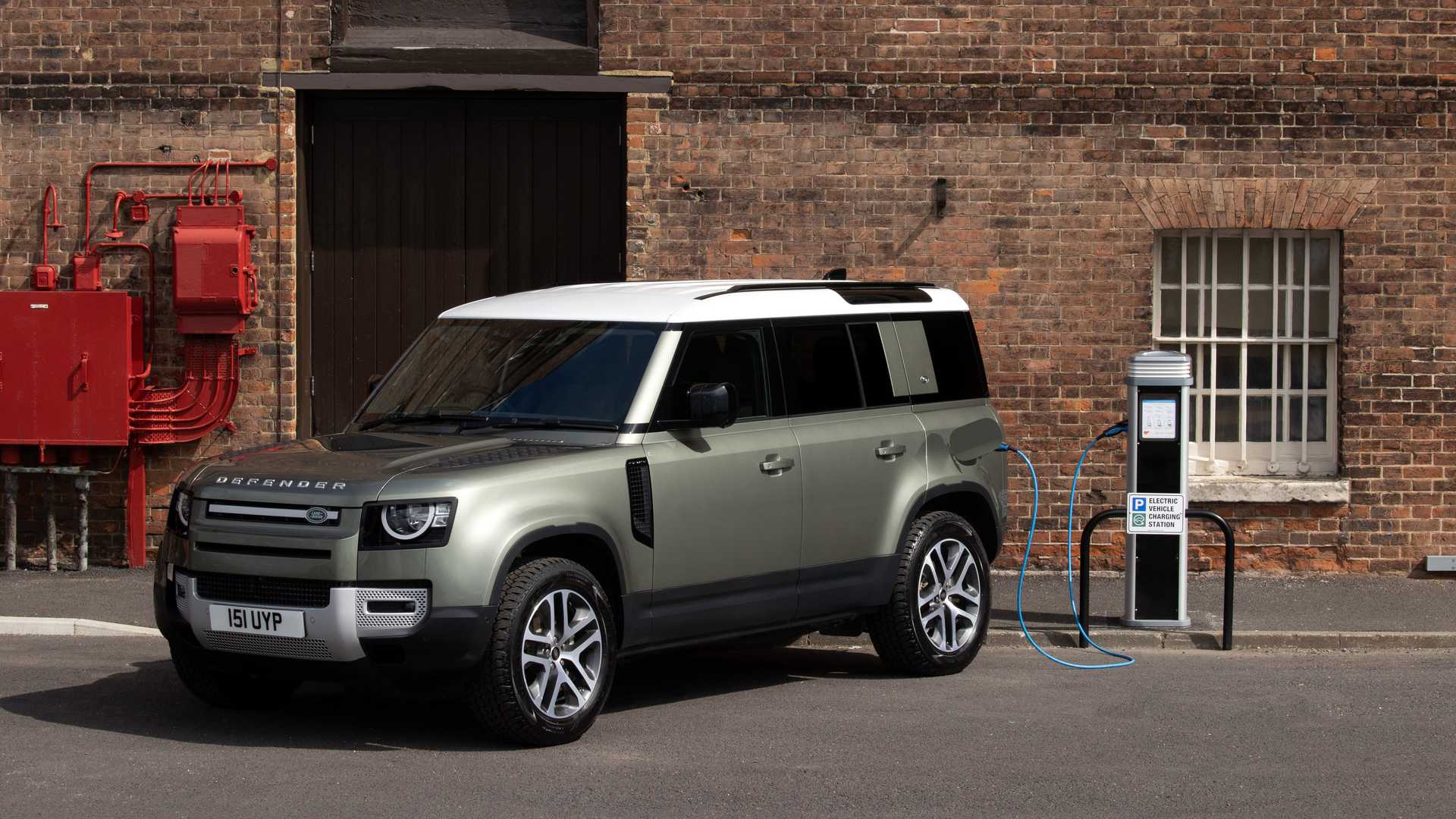 Land Rover Defender vezme elektriku do terénu