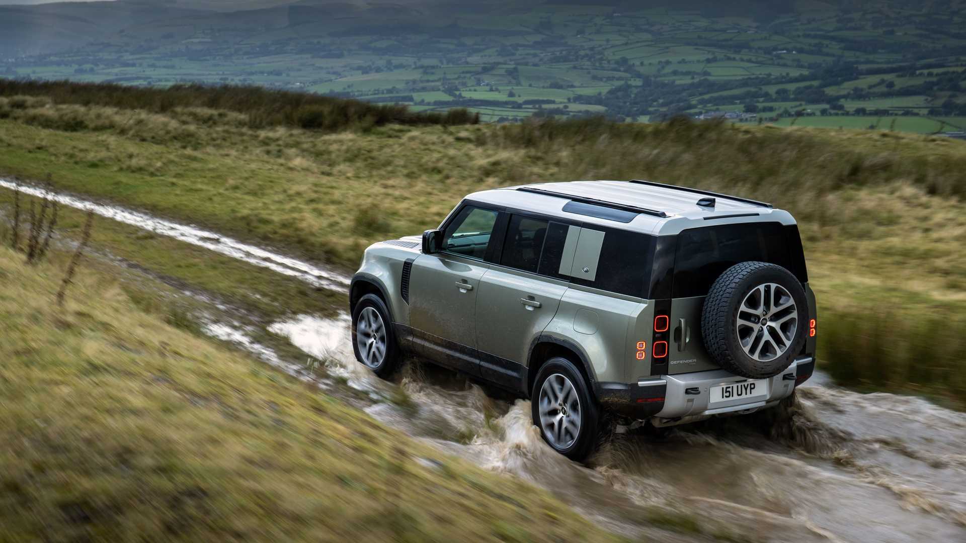 Land Rover Defender vezme elektriku do terénu