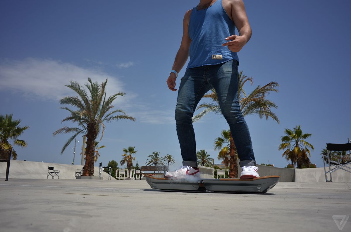Hoverboard sa vznáša nad zemou