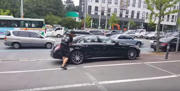 Príbeh o mužovi, ktorému praskli nervy a nevydržal pretrvávajúce technické problémy svojho Mercedesu, obletel internet
