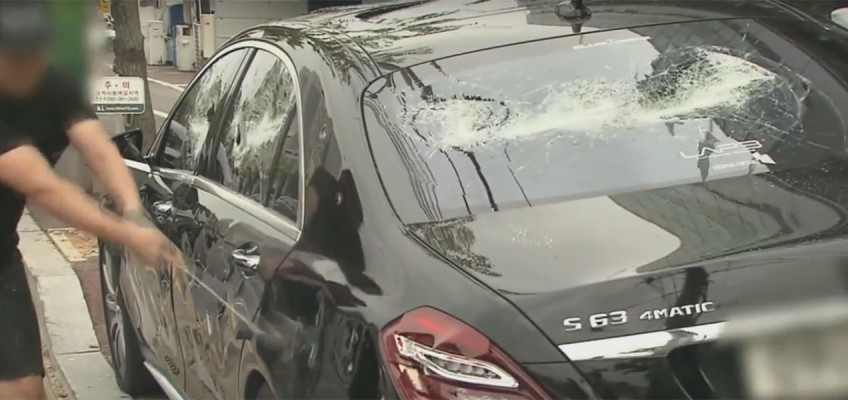 Príbeh o mužovi, ktorému praskli nervy a nevydržal pretrvávajúce technické problémy svojho Mercedesu, obletel internet