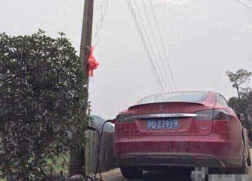 Vynaliezavý Číňan jednoducho pripojil svoju Teslu k stĺpu elektrického vedenia...