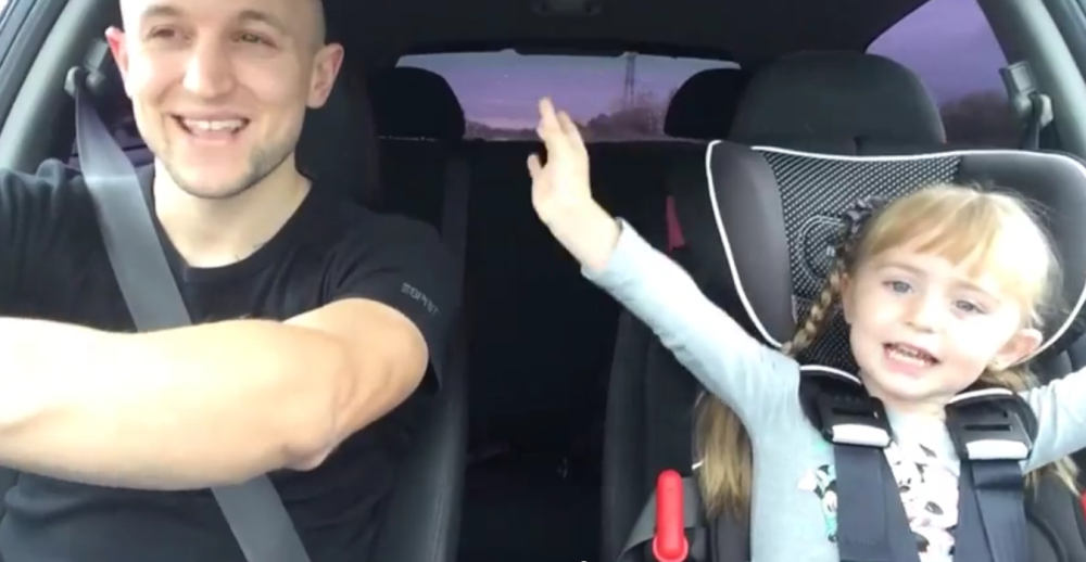 Spievate si v aute? Malé dievčatko zahanbí nejedného z nás!