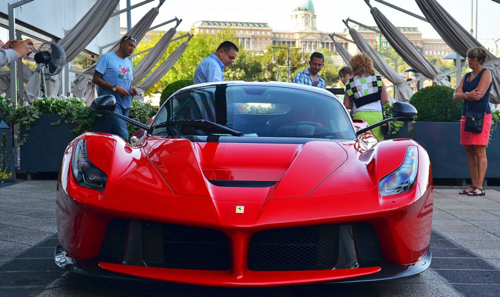 Odovzdávanie LaFerrari majiteľovi v budapeštianskom showroome
