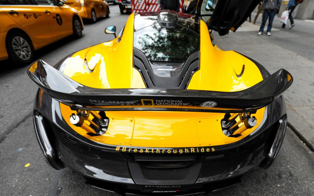 Bežné taxi vs. McLaren P1?