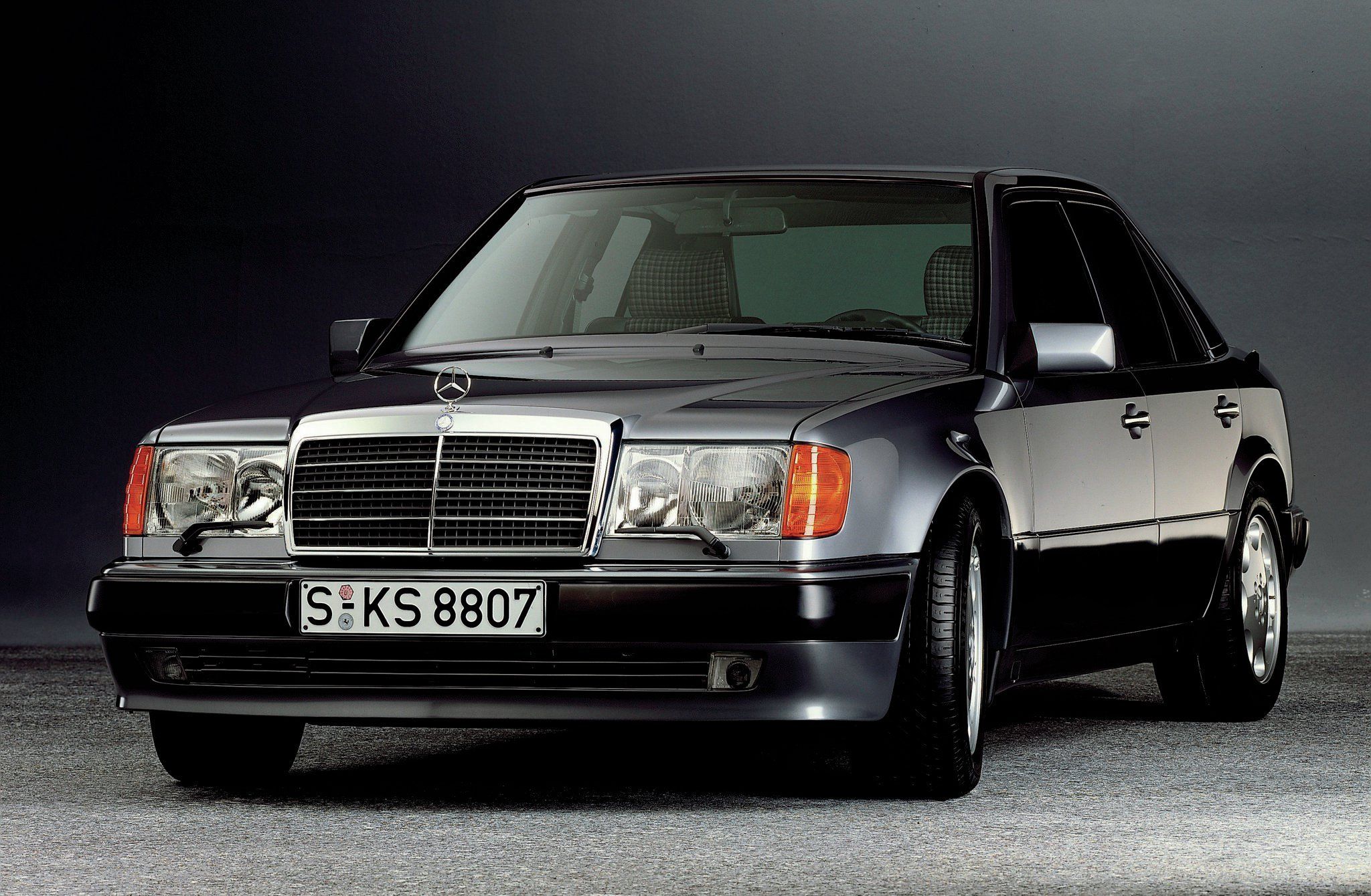 Mercedes-Benz 500 E W124 (na fotografii) vs. Mercedes-Benz 400 E W124