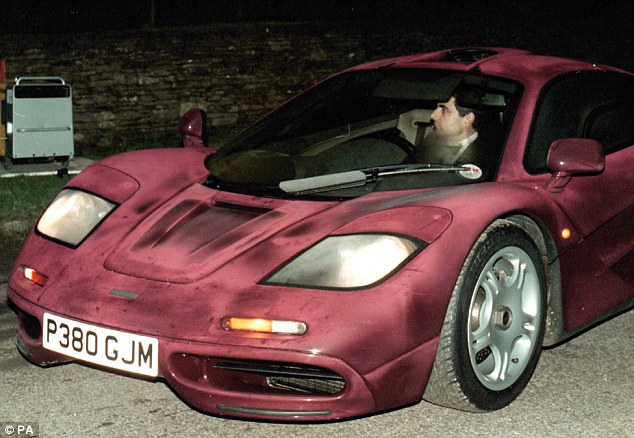 Atkinson kúpil auto v roku 1997. Na fotografii s ním odchádza z oslavy 50. narodenín princa Charlesa v roku 1998