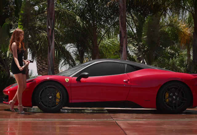Skvelá reklama na nerozbitné disky: Modelka zdemoluje Ferrari!