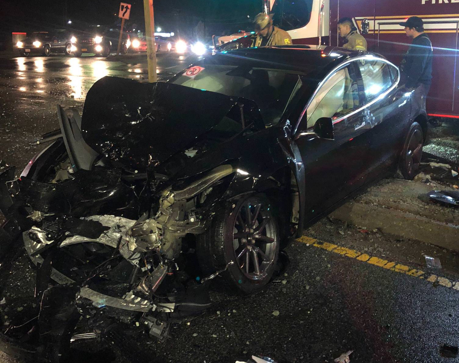Prvá vážna nehoda Tesly Model 3 pri 96 km /h!