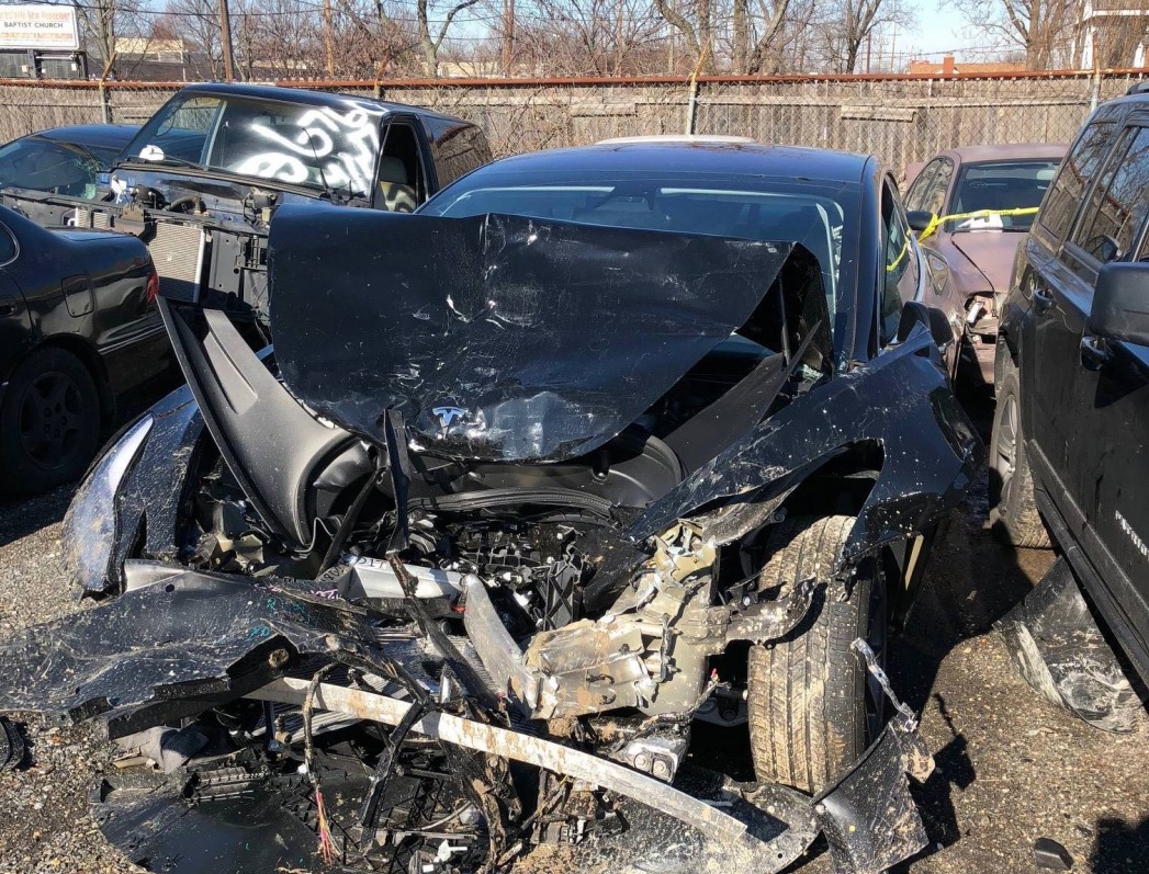 Prvá vážna nehoda Tesly Model 3 pri 96 km /h!