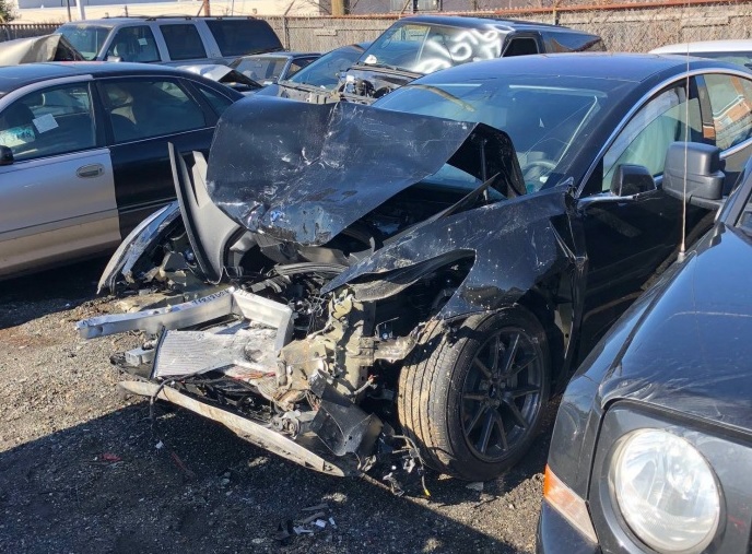 Prvá vážna nehoda Tesly Model 3 pri 96 km /h!