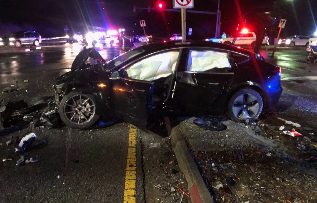 Prvá vážna nehoda Tesly Model 3 pri 96 km /h!