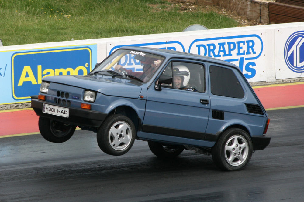 Video: Brutálny drag race starého Fiatu 126