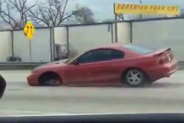 Video: Trojkolesový Mustang 