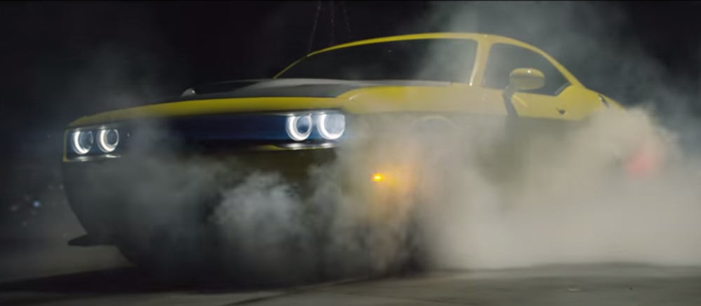 707-koňový Dodge Challenger Hellcat sa v reklame poriadne predvedie!
