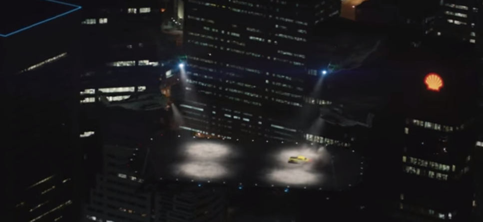 Hellcat driftoval na plošine zdvihnutej do výšky pomocou helikoptér...