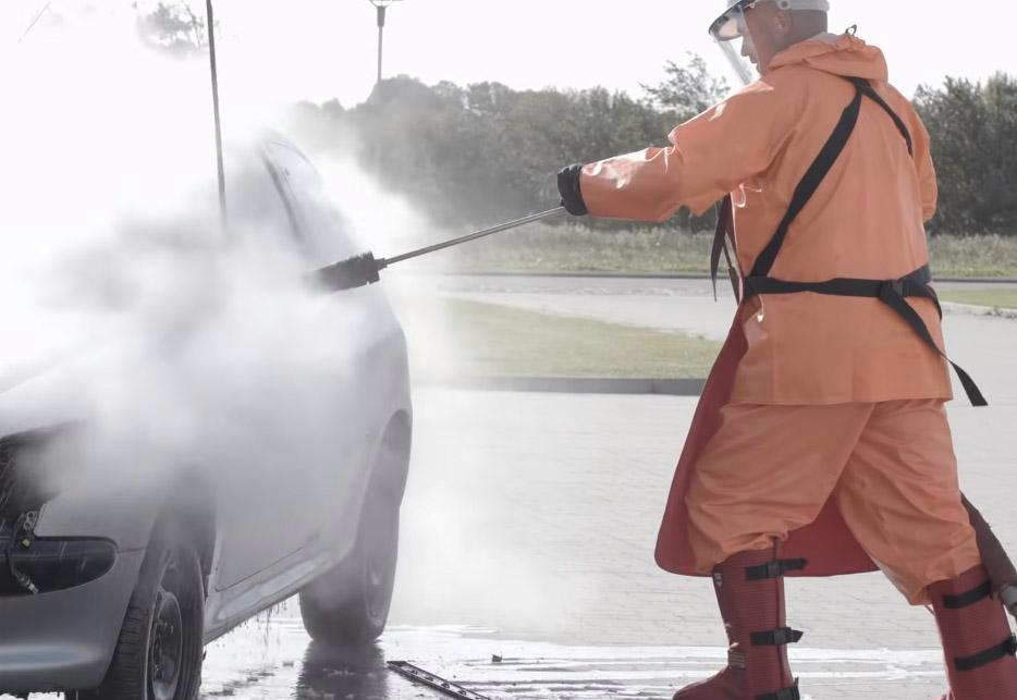 VIDEO: Peugeot 206 vs. wapka s tlakom 3 000 barov!