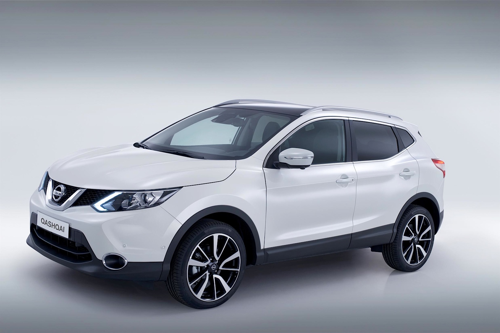 Qashqai II je v porovnaní s jednotkou dlhší, širší a tiež nižší
