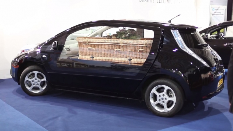 Najbizarnejší pohrebák: elektrický Nissan Leaf s prútenou rakvou?