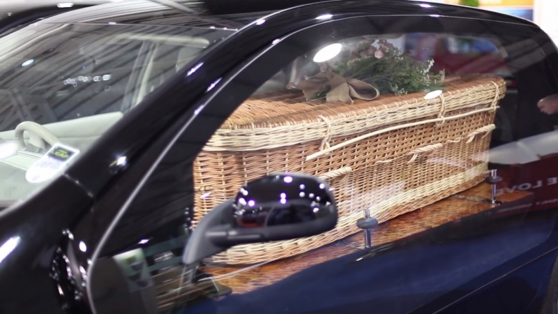 Najbizarnejší pohrebák: elektrický Nissan Leaf s prútenou rakvou?