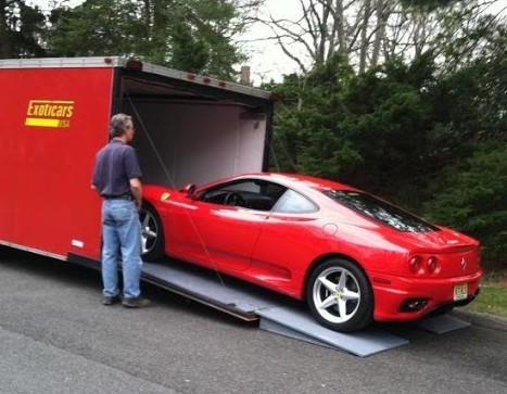 Doručenie nového Ferrari ešte efektnejšie - Sleduj video! 