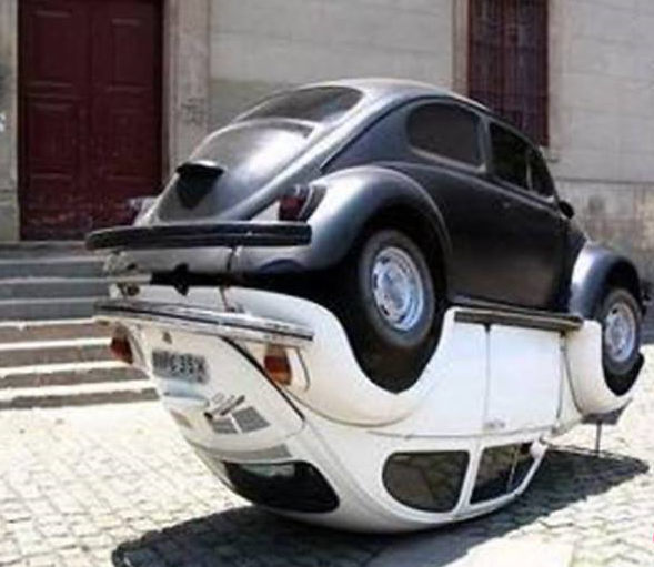 Svetová kuriozita: Funkčný obojstranný automobil!