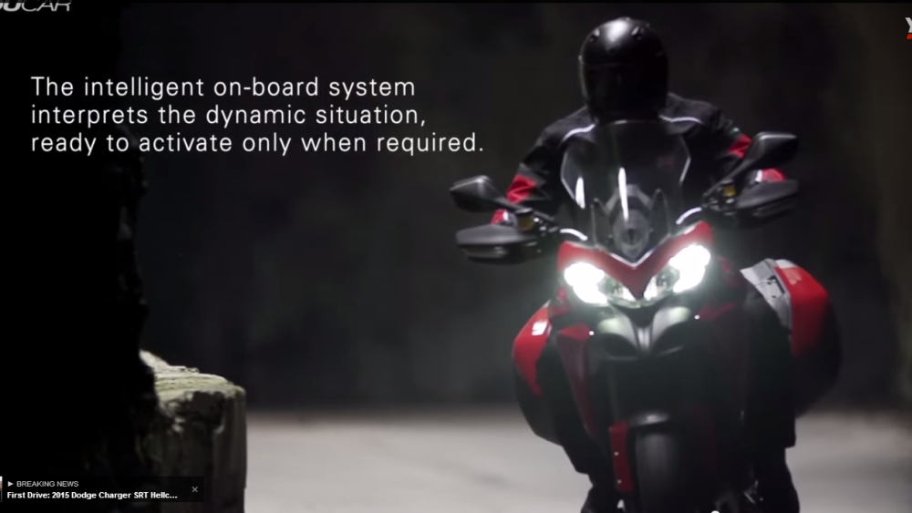Motocykel vs. automobil: Crash test motocyklovej bundy s airbagom!