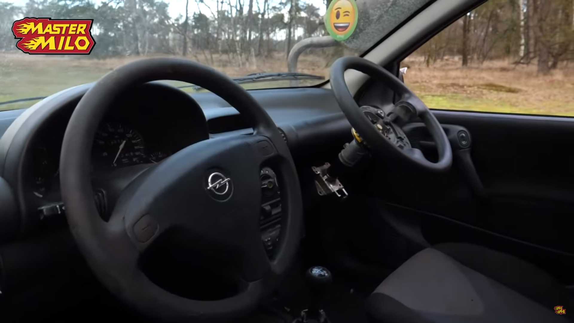 VIDEO: 1 auto, 2 volanty. Čo je to za šialenstvo?