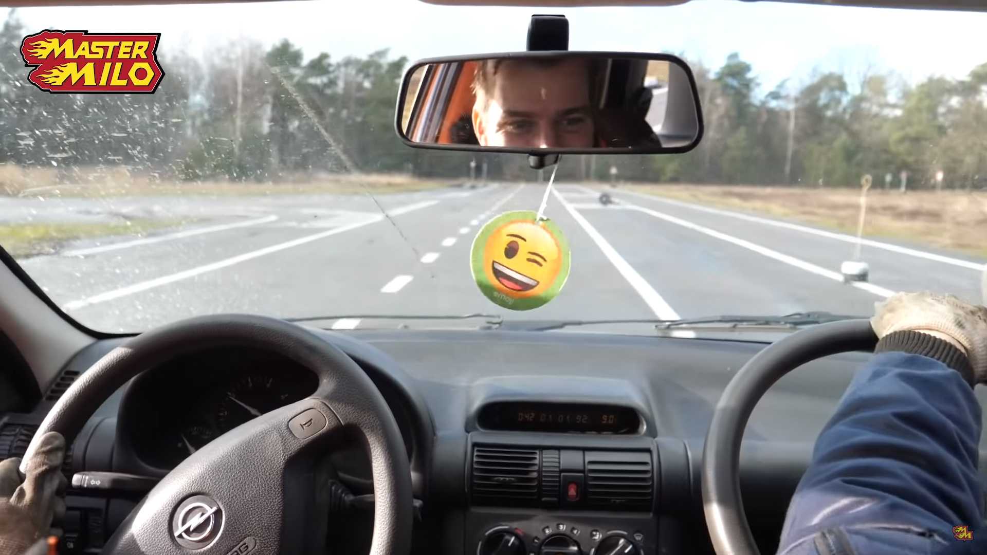 VIDEO: 1 auto, 2 volanty. Čo je to za šialenstvo?