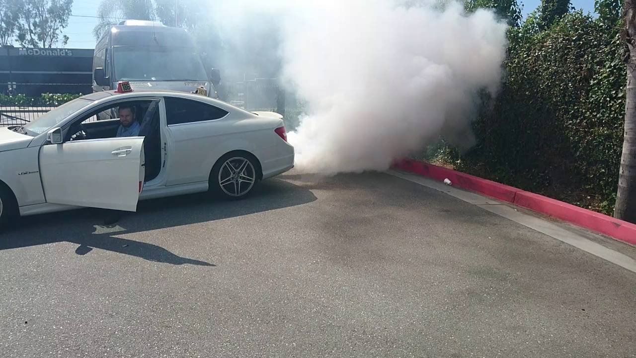 Nikdy neprepĺňaj motor - Vodč Mercedesu AMG nedával pozor...