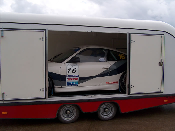 Bočný pohľad na prepravu Porsche 996 GT2 v špeciálnom celouzavretom prívese