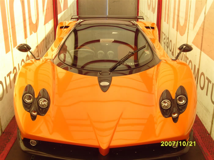 Pagani Zonda F pri preprave v špeciálnom celouzavretom prívese. Rovnakú prepravu využíva Bentley.