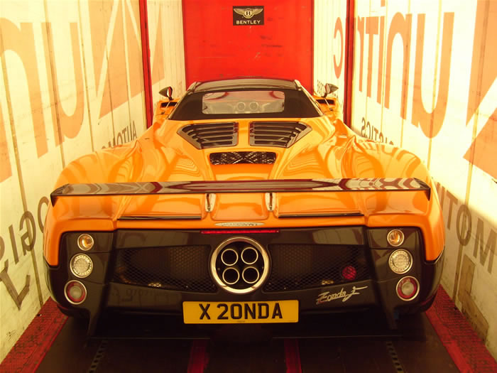 Pagani Zonda F pri preprave v špeciálnom celouzavretom prívese