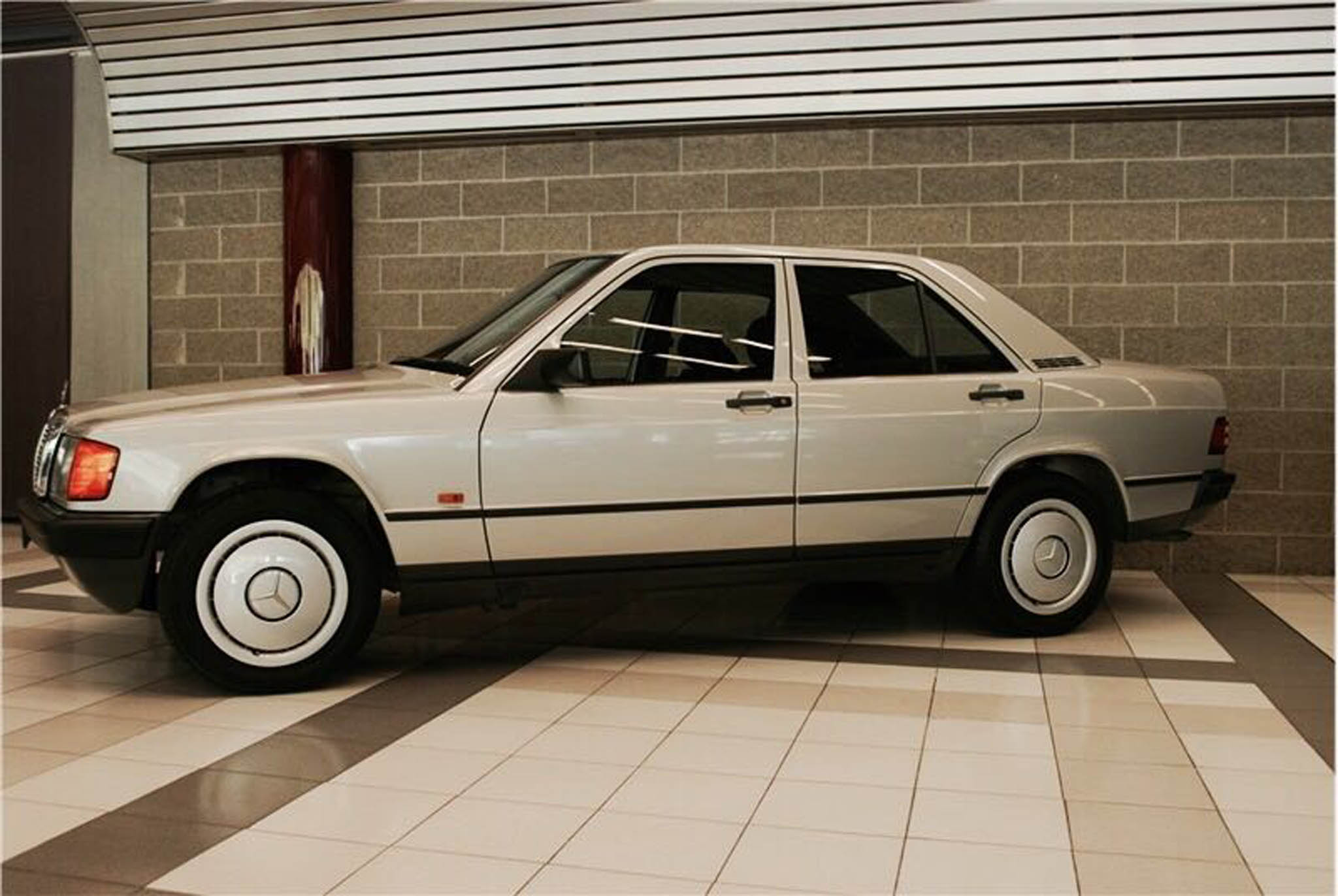 31-ročný Mercedes-Benz 190E: TOP stav, nájazd len 738 km!  