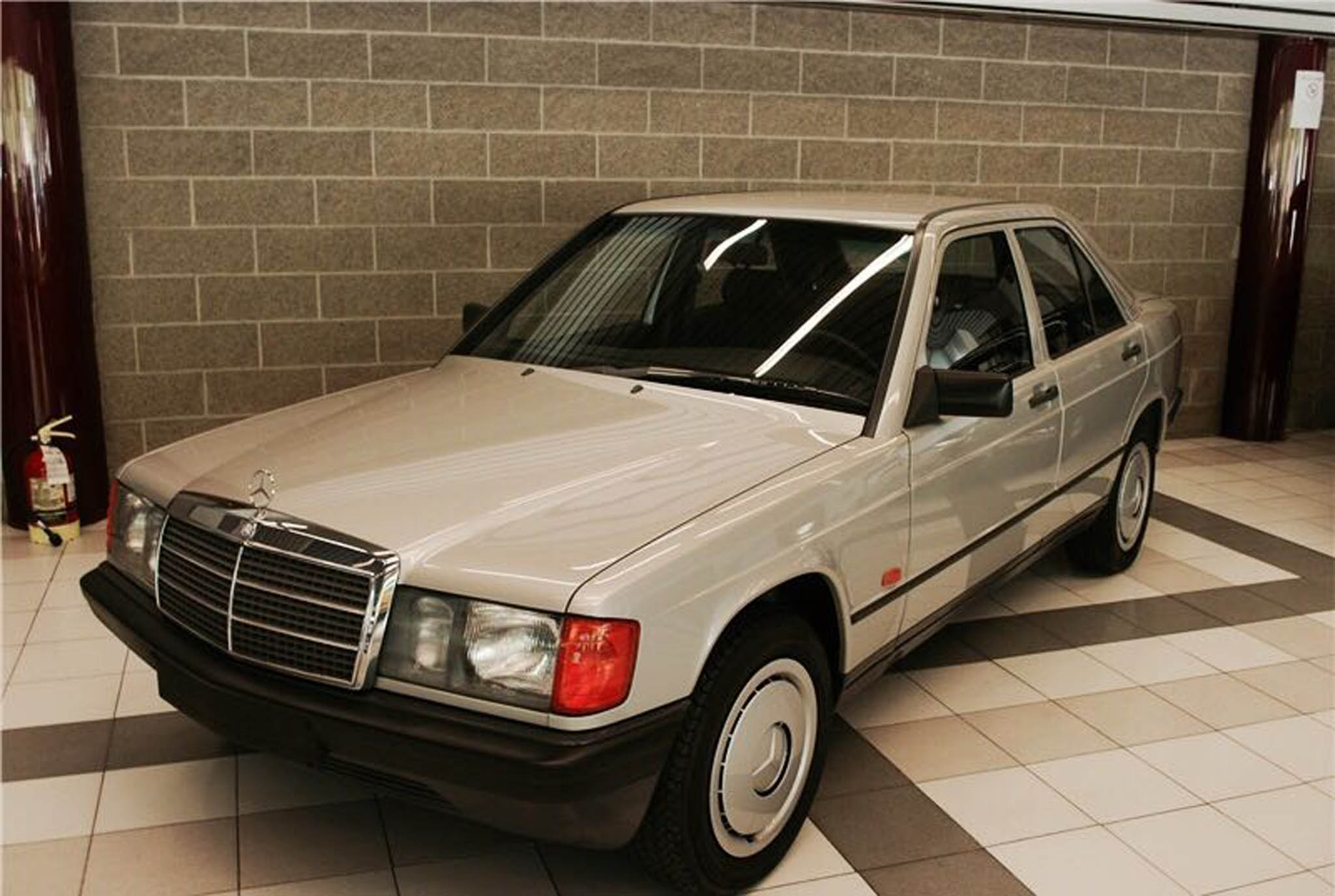 31-ročný Mercedes-Benz 190E: TOP stav, nájazd len 738 km!  