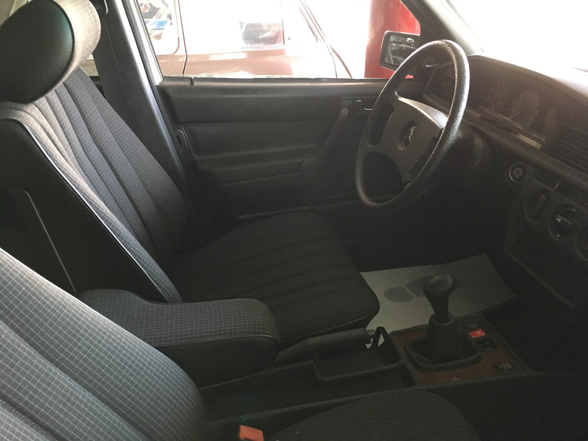 31-ročný Mercedes-Benz 190E: TOP stav, nájazd len 738 km!  