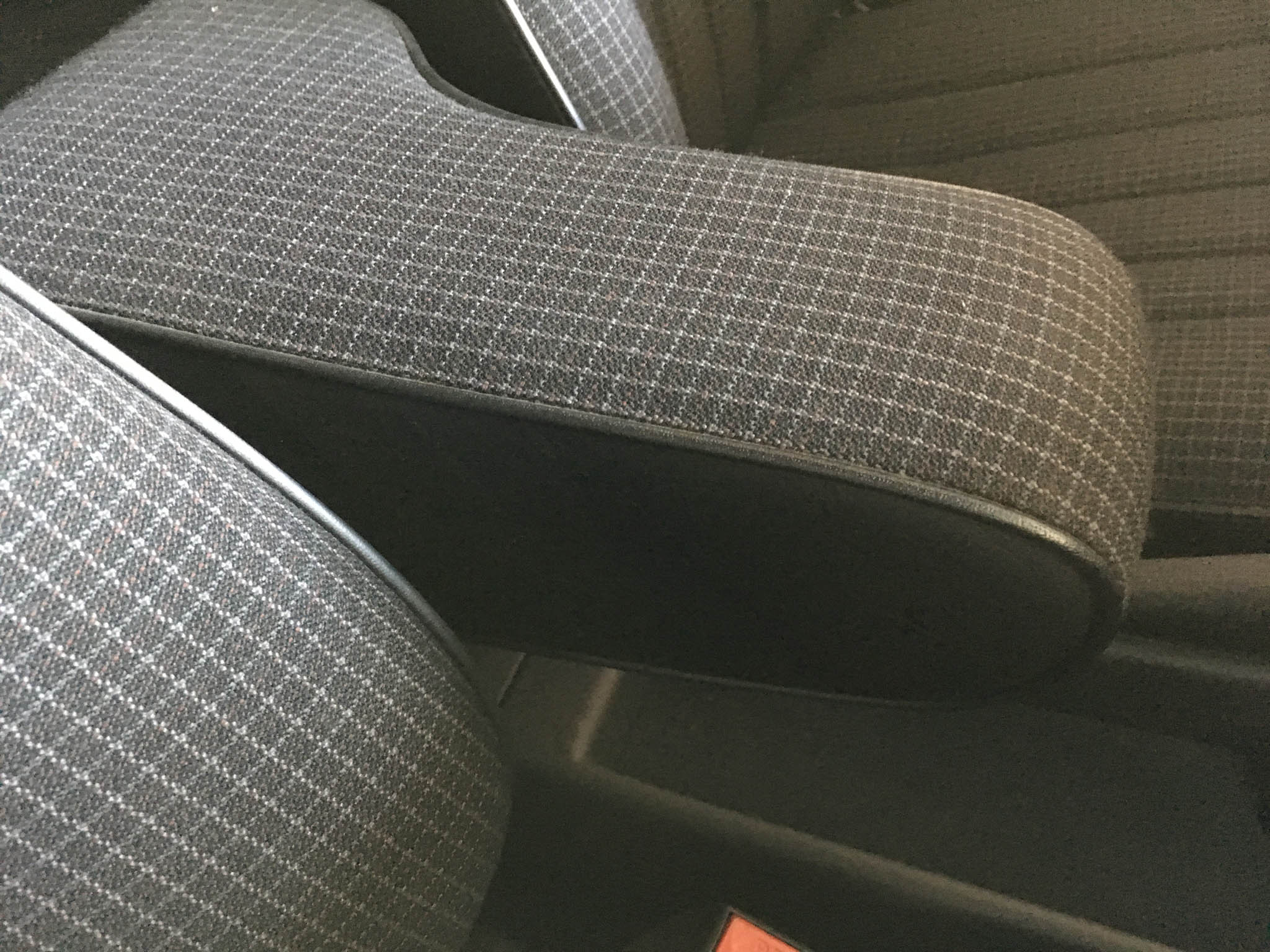 31-ročný Mercedes-Benz 190E: TOP stav, nájazd len 738 km!  